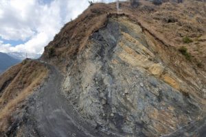 Affleurement de schistes noirs graphitiques dans l’Himalaya du Népal.