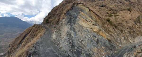 Affleurement de schistes noirs graphitiques dans l’Himalaya du Népal.