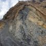 Affleurement de schistes noirs graphitiques dans l’Himalaya du Népal.